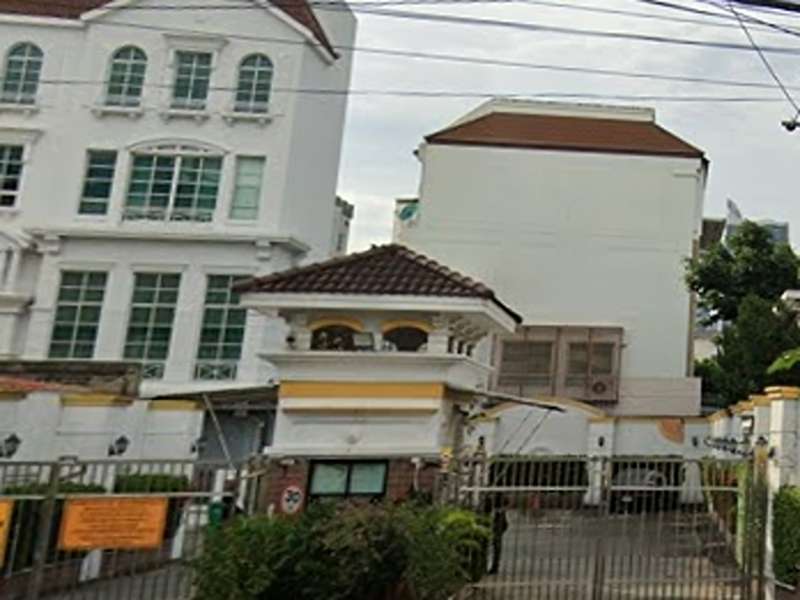 Baan-Klang-Krung-Sathorn-North-South-Road